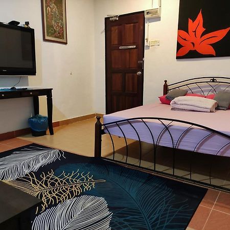 Kencana Guest House Pantai Cenang  Exterior photo